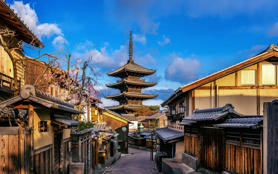 晴天の京都・八坂の塔と伝統的な町並み（イメージ写真）
